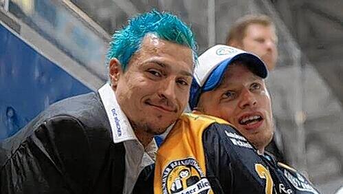 Der Herr mit den blauen Playoff-Haaren: EHC-Kapitän Andreas Raubal mit Keeper Joey Vollmer. Der Herr mit den blauen Playoff-Haaren: EHC-Kapitän Andreas Raubal mit Keeper Joey Vollmer.