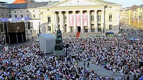 Natürlich spielt Deutschland gegen Uruguay, aber das interessiert die Münchner Opernfreunde beim Public Viewing der &bdquo;Tosca&ldquo; noch nicht einmal am Rande.