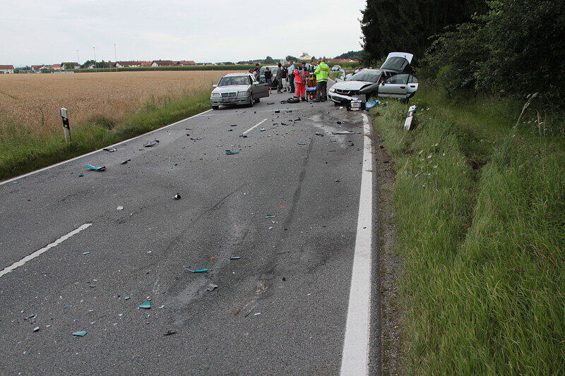 Bei dem Unfall wurde das Vorderrad des Motorrads einfach abgerissen: Bei Taufkirchen sind vier Menschen schwer verletzt worden. Die Bilder