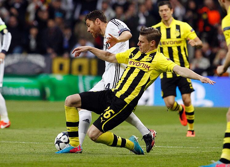 ...Piszczek ist nach vorne etwas torgefährlicher. Ein Vergleich auf Augenhöhe, also Remis.
Stand: 0,5:1,5