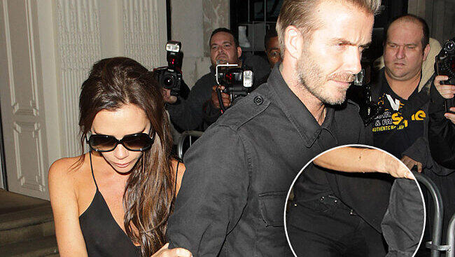 Victoria Beckham versteckt sich hinter ihrem Mann David, um das Malheur zu kaschieren. Leider erfolglos. Victoria Beckham versteckt sich hinter ihrem Mann David, um das Malheur zu kaschieren. Leider erfolglos.