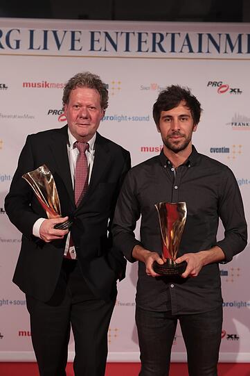 Den Preis für den Club des Jahres 2016 erhält Michael Lohmann, Geschäftsführer der Capitol Veranstaltungs- und Gastronomie GmbH. Hier mit Laudator und Preisträger für die beste Club-Tournee des Jahres 2016 Max Giesinger beim LEA Award 2017