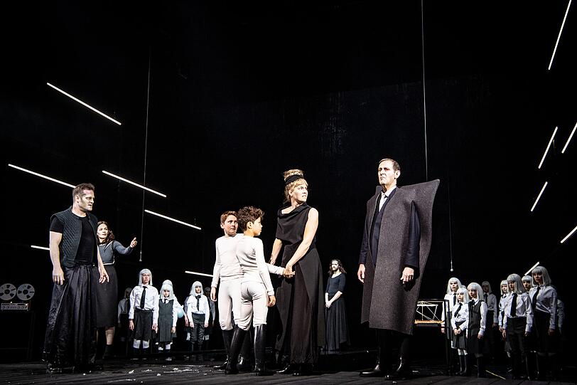 Royals (v.l., im Vordergrund): Aurel Manthei als Jason, dahinter Carolin Conrad als Medea sowie die Kinder (hier: Paul Wressnig, Adam Boushib) mit Franziska Hackl und Michael Goldberg als König Kreon.