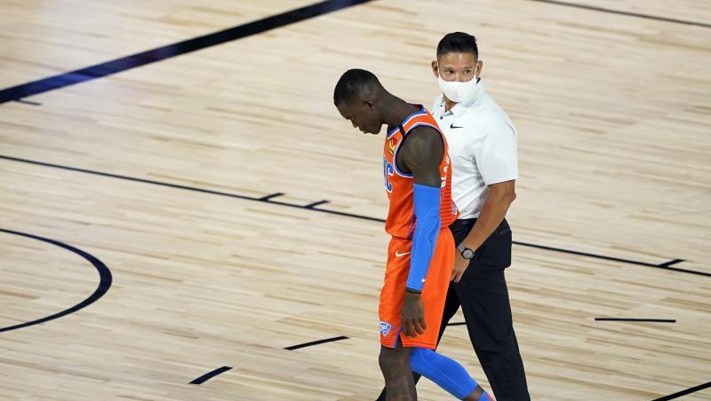 Dennis Schröder von den Oklahoma City Thunder verlässt das Spielfeld, nachdem er ein Foul begangen hat.
