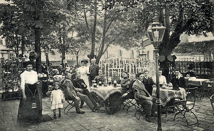 Das Besitzerehepaar (Mitte hinten) des Rabagartens in der Schellingstraße 68 ist auf diesem Foto mit Soldaten und einer Kellnerin zu sehen. Die Aufnahme stammt aus dem Jahr 1910.
