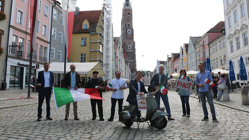 Freuen sich auf die kommende Woche (v.l.): Thomas Heilmeier, bei der Stadt zuständig für die Städtepartnerschaften, Elmar Weber, Vorsitzender des Partnerschaftsvereins Landshut-Schio, Nico Torretta, Olaf Minet, Stadtmarketingleiter Michael Bragulla, Musiker Klaus Timmer, Ute Haas vom Kunstverein Landshut und Michael Wohlgemuth vom Vespa Club. Freuen sich auf die kommende Woche (v.l.): Thomas Heilmeier, bei der Stadt zuständig für die Städtepartnerschaften, Elmar Weber, Vorsitzender des Partnerschaftsvereins Landshut-Schio, Nico Torretta, Olaf Minet, Stadtmarketingleiter Michael Bragulla, Musiker Klaus Timmer, Ute Haas vom Kunstverein Landshut und Michael Wohlgemuth vom Vespa Club.