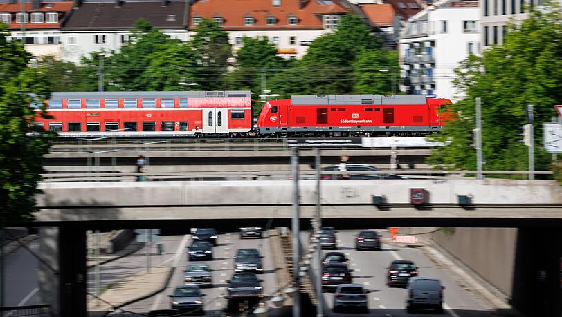 Ein Zug der Südostbayernbahn kreuzt den mittleren Ring B2R in München.
