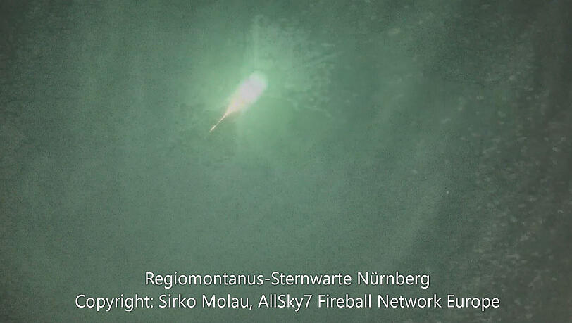 Das Videostandbild zeigt den im Süden Deutschlands gesichteten Meteoroiden (Bestmögliche Bildqualität). Ein Meteoroid ist leuchtend grün am Nachthimmel über dem Süden Deutschlands verglüht.