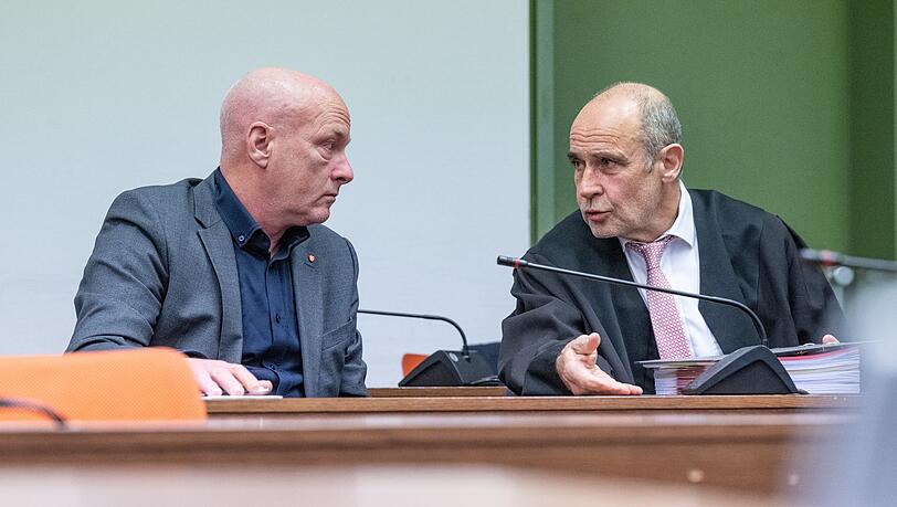 Prozess in München: Joachim Wolbergs (l), früherer Oberbürgermeister von Regensburg, sitzt im Verhandlungssaal des Landgerichts neben seinem Verteidiger Peter Witting. Es geht um Parteispenden im Kommunalwahlkampf 2014. (Archivbild) Prozess in München: Joachim Wolbergs (l), früherer Oberbürgermeister von Regensburg, sitzt im Verhandlungssaal des Landgerichts neben seinem Verteidiger Peter Witting. Es geht um Parteispenden im Kommunalwahlkampf 2014. (Archivbild)