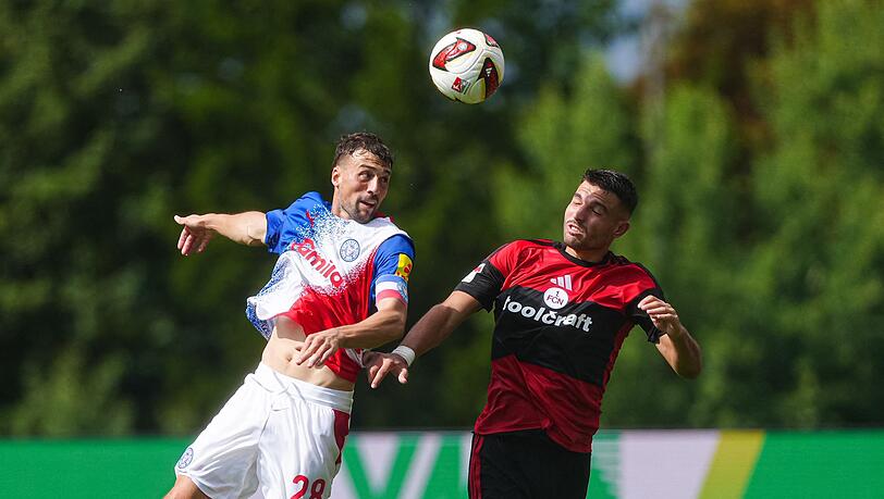 Jonas Meffert (Holstein Kiel, l) und Alexios Kalogeropoulos (1. FC N&uuml;rnberg) in Zweikampf.