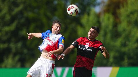 Jonas Meffert (Holstein Kiel, l) und Alexios Kalogeropoulos (1. FC N&uuml;rnberg) in Zweikampf.