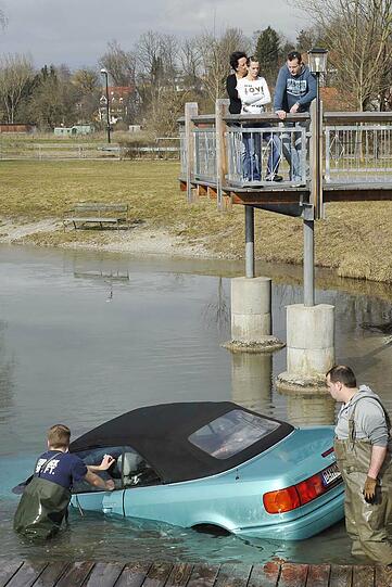 Bergkirchen: Auto im Badesee geparkt - Bilder - Abendzeitung München