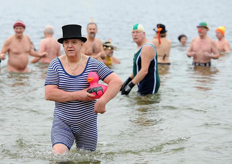 Aber es müssen nicht immer Raketen und Böller sein. Der Sportverein "Die Berliner Seehunde" pflegen ein anderes Ritual: Ab in den Orankesee, um besonders frisch ins neue Jahr zu kommen.