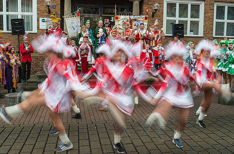 Funkenmariechen eines Karnevalvereines tanzen am 11.11.2015 zu Beginn der fünften Jahreszeit vor dem Rathaus in Cottbus (Brandenburg), aufgenommen mit Langzeitbelichtung. Cottbus gilt als ostdeutsche Hochburg im Karneval.