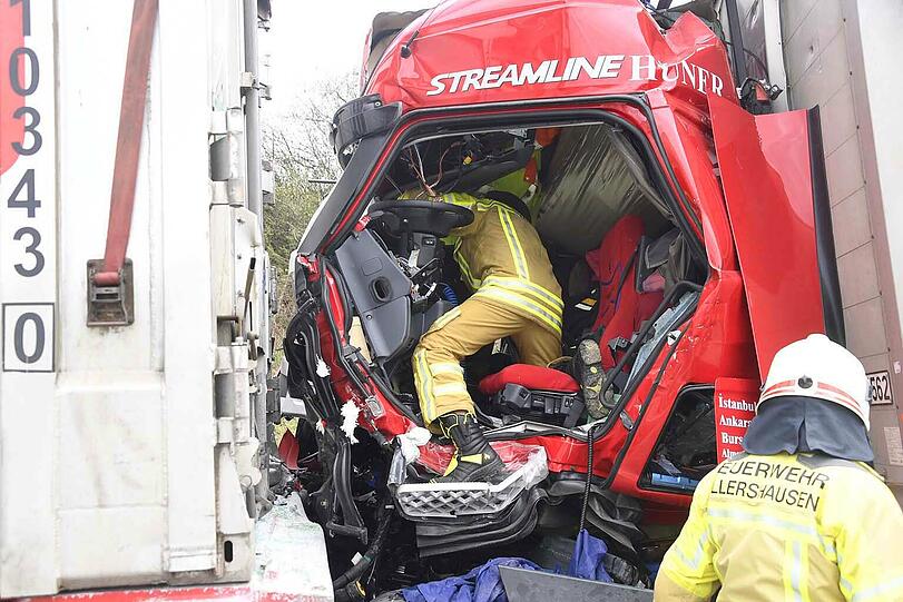 Mega-Stau auf der A9 Richtung Nürnberg - die Bilder vom Bergungseinsatz am Donnerstag.