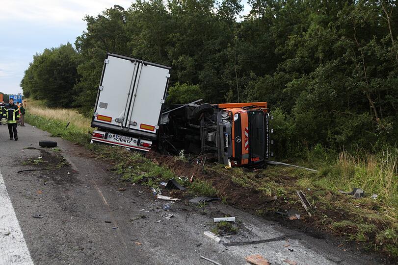 Schwerer Lkw-Unfall auf der A6 bei Ansbach endet tödlich.