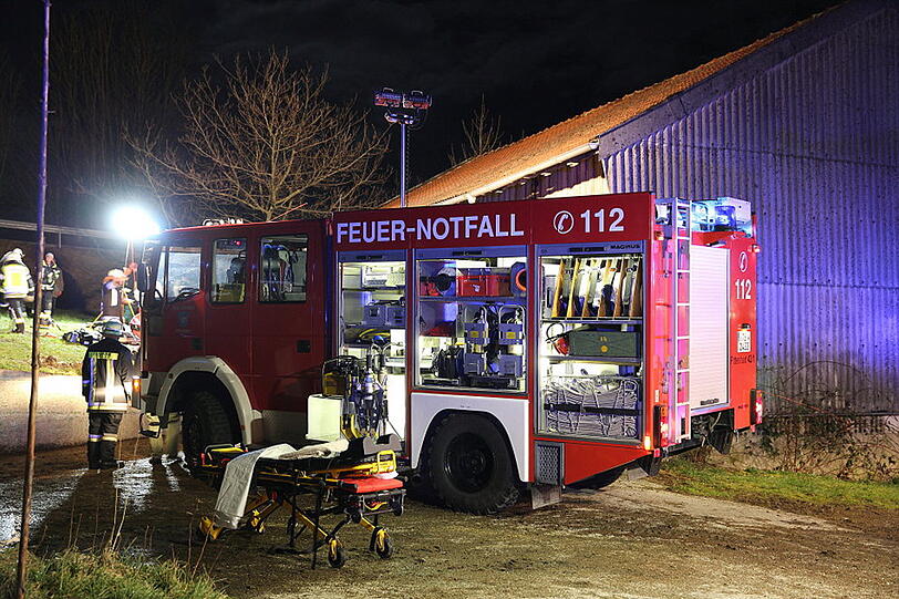 Die Fahranfängering krachte mit ihrem Auto gegen einen Holzstapel und starb. Die Bilder vom Unfallort.
