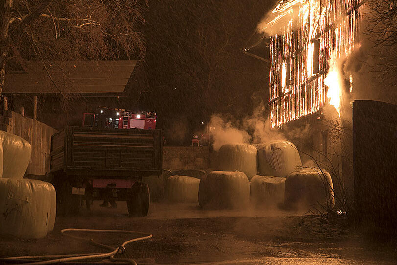 Am frühen Samstagabend stand eine Stallung in Tengling in Flammen.