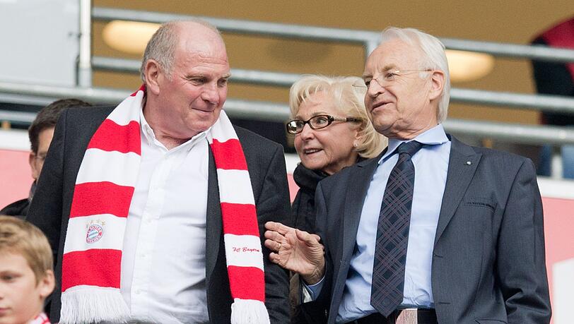 Uli Hoeneß im Gespräch mit Ex-Ministerpräsident Edmund Stoiber. Uli Hoeneß im Gespräch mit Ex-Ministerpräsident Edmund Stoiber.
