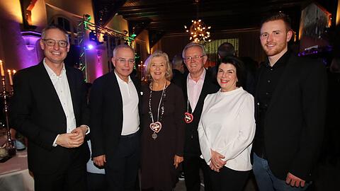 Sponsorenabend in Straubing (v. l.): OB Markus Pannermayr, SPIO-Präsident Thomas Negele, Jutta Speidel, Gastgeber Ali Bräu, Gaby Büchl und Sohn Ferdinand.