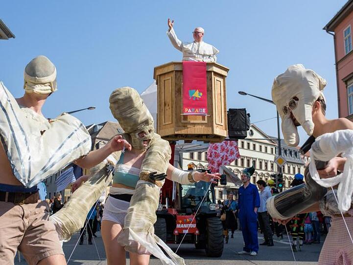 Mit einer Parade durch die Stadt wird in Weimar das Bauhaus-Jubiläum gefeiert.