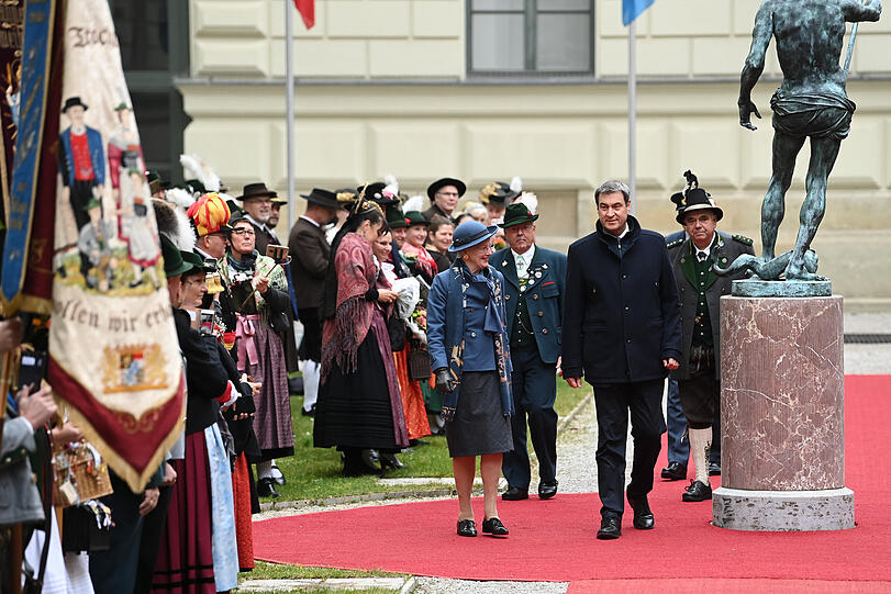 Nass-kalter Empfang, aber die Stimmung ist bei Königin Margrethe und Markus Söder gelockert