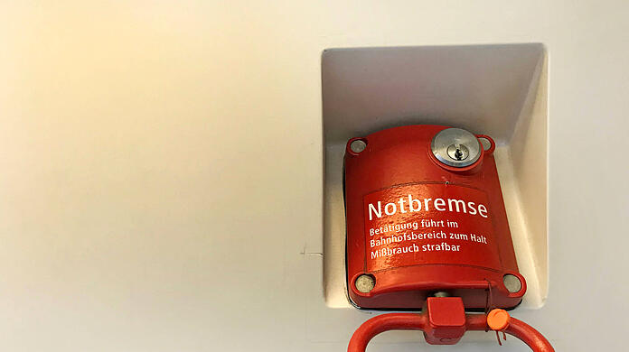 Der Mann zog insgesamt 48 Notbremsen - er musste in Gewahrsam genommen werden. (Symbolbild)