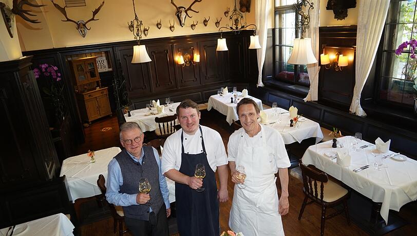 Die Gastgeber der Ess-Klasse im Mai im Halali (v. l.): Restaurantleiter Hans Zangl, Chefkoch Alex Heimlich und Inhaber Hubert Buckl.