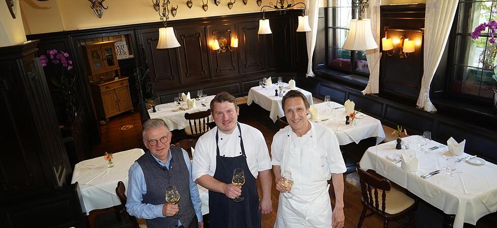 Die Gastgeber der Ess-Klasse im Mai im Halali (v. l.): Restaurantleiter Hans Zangl, Chefkoch Alex Heimlich und Inhaber Hubert Buckl. Die Gastgeber der Ess-Klasse im Mai im Halali (v. l.): Restaurantleiter Hans Zangl, Chefkoch Alex Heimlich und Inhaber Hubert Buckl.