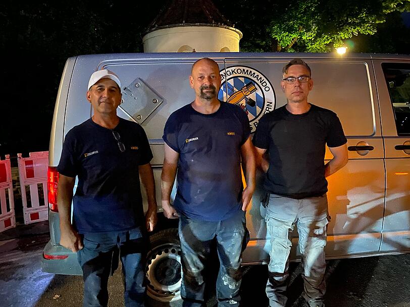 Sie haben die Schwabinger Bombe erfolgreich entschärft: Sebastian Braun (M.), der Chef des Sprengkommandos München der Firma Tauber, und seine Kollegen Usam Bach (l.) und Paul Ronicke (r.).