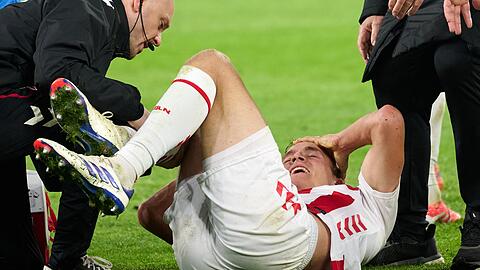 Der Kölner Timo Hübers verletzte sich schwer am Knie und wird monatelang ausfallen.