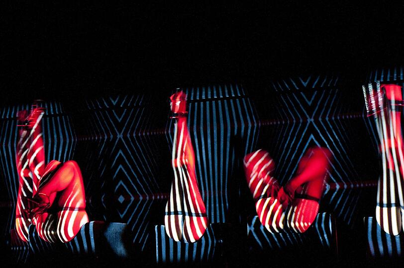 "Crazy Horse Cabaret" begeistert weltweilt mit seiner heißen Show.