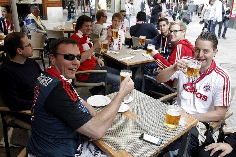 Vor dem Kracher gegen Real: Die Bayern-Fans machen einen Streifzug durch Madrid und treffen auch auf Fans der Königlichen. Die Bilder...