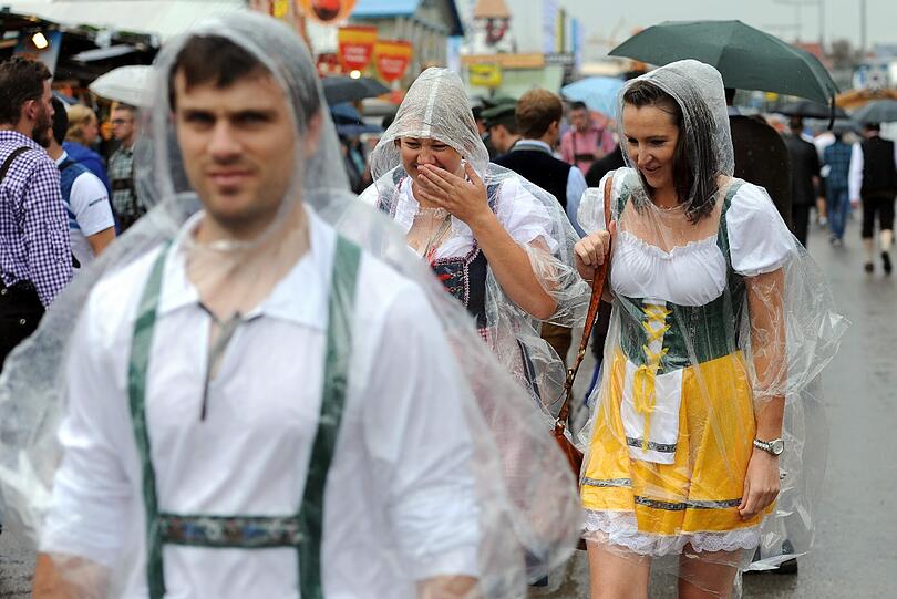 Hauptsache, man sieht durch den Regenschutz noch die feschen Dirndl durch.