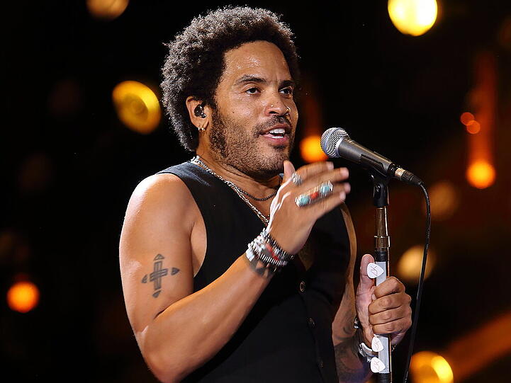 Seltener Anblick: Lenny Kravitz rockt ohne Sonnenbrille die Bühne