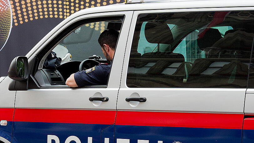 Österreich: Nach einem Drive-by-Shooting auf Flüchtlinge fahndet die Polizei nach den Tätern. Österreich: Nach einem Drive-by-Shooting auf Flüchtlinge fahndet die Polizei nach den Tätern.