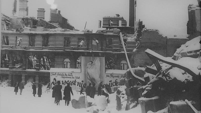 Relativ unversehrt: Schon 1945 geht der Betrieb im Kino weiter.