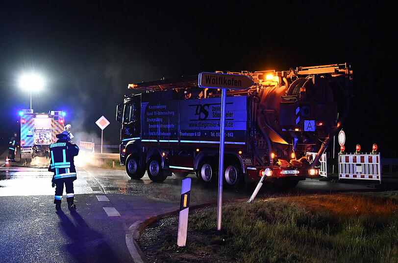 In Ergoldsbach sind nach einem Traktor-Unfall rund 3.000 Liter Pflanzenschutzmittel in einen kleinen Bach geflossen - acht Einsatzkräfte klagten im Anschluss über Beschwerden.