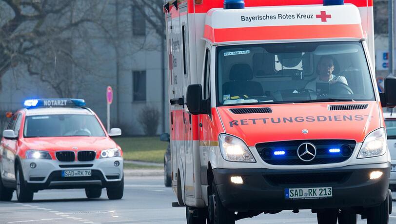 Ein Krankenwagen fährt mit Blaulicht durch die Oberpfalz.