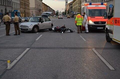 Der Motorradfahrer (46) hat sich bei dem Unfall schwer verletzt.