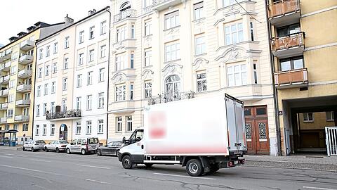 Nachts, wenn es endlich leise ist, hört man die Schreie der vorbeifahrenden Tiere anscheinend besonders deutlich, wie hier an der Erhardtstraße.