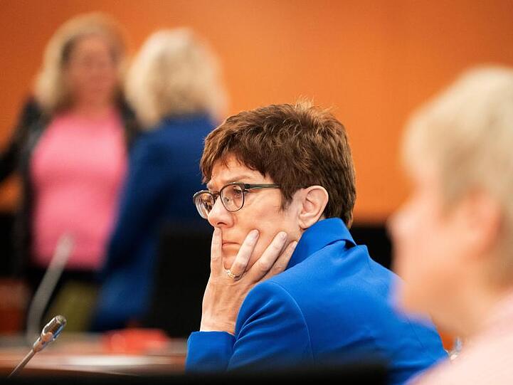 Annegret Kramp-Karrenbauer (CDU) nimmt an einer Bundeskabinettssitzung teil. Foto: Kay Nietfeld/dpa/Archivbild