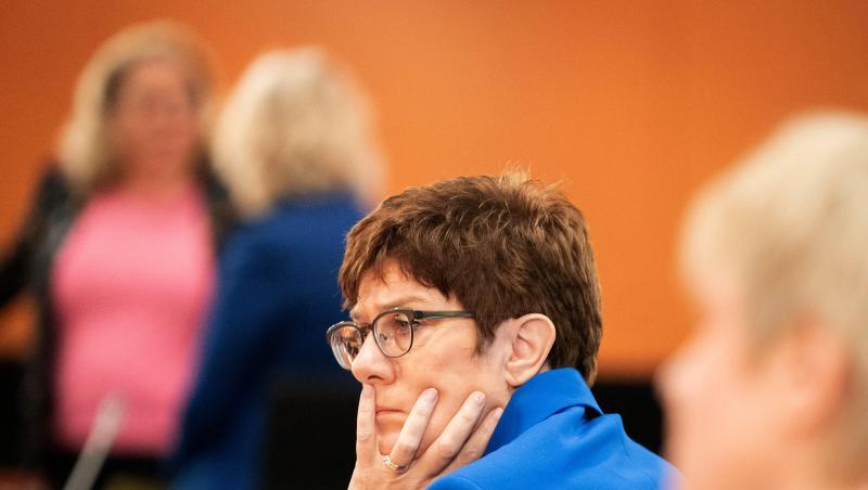 Annegret Kramp-Karrenbauer (CDU) nimmt an einer Bundeskabinettssitzung teil. Foto: Kay Nietfeld/dpa/Archivbild