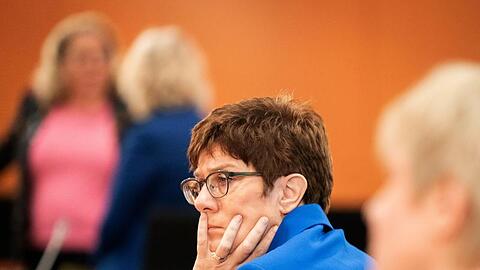 Annegret Kramp-Karrenbauer (CDU) nimmt an einer Bundeskabinettssitzung teil. Foto: Kay Nietfeld/dpa/Archivbild