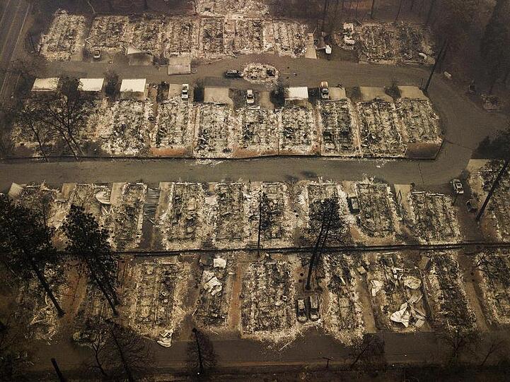 Die Luftaufnahme zeigt die verbrannten Überreste von Wohnhäusern in einem Wohnviertel der Stadt Paradise.