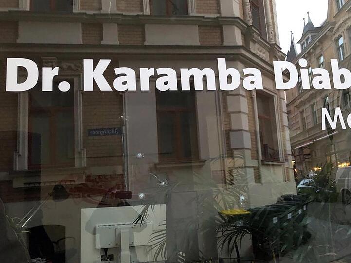 Einschusslöcher in einer Scheibe des Diaby-Büros in Halle.
