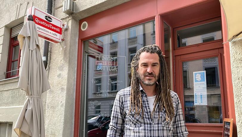 Maurizio Cinesi vor seinem Bistro Quattro Tavoli. Maurizio Cinesi vor seinem Bistro Quattro Tavoli.