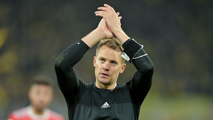 Münchens Torhüter Manuel Neuer bedankt sich nach dem Spiel bei den Fans.