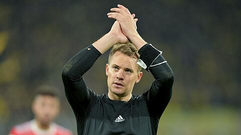 Münchens Torhüter Manuel Neuer bedankt sich nach dem Spiel bei den Fans.