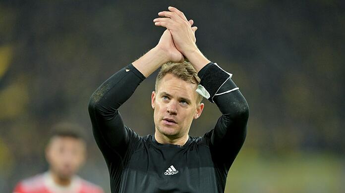 Münchens Torhüter Manuel Neuer bedankt sich nach dem Spiel bei den Fans.